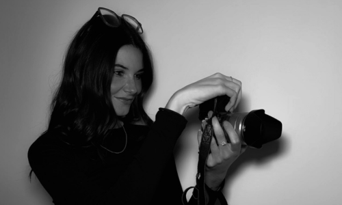 Fanny, fondatrice de Fan’Studio, appareil photo en main